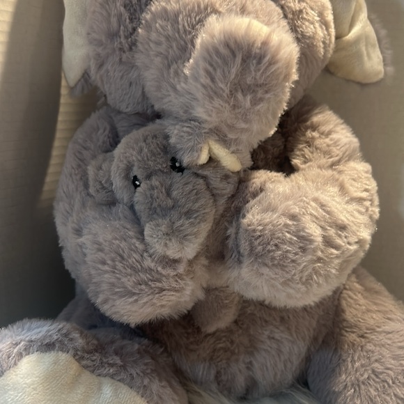 Elephant stuff animal with its baby - Picture 2 of 5